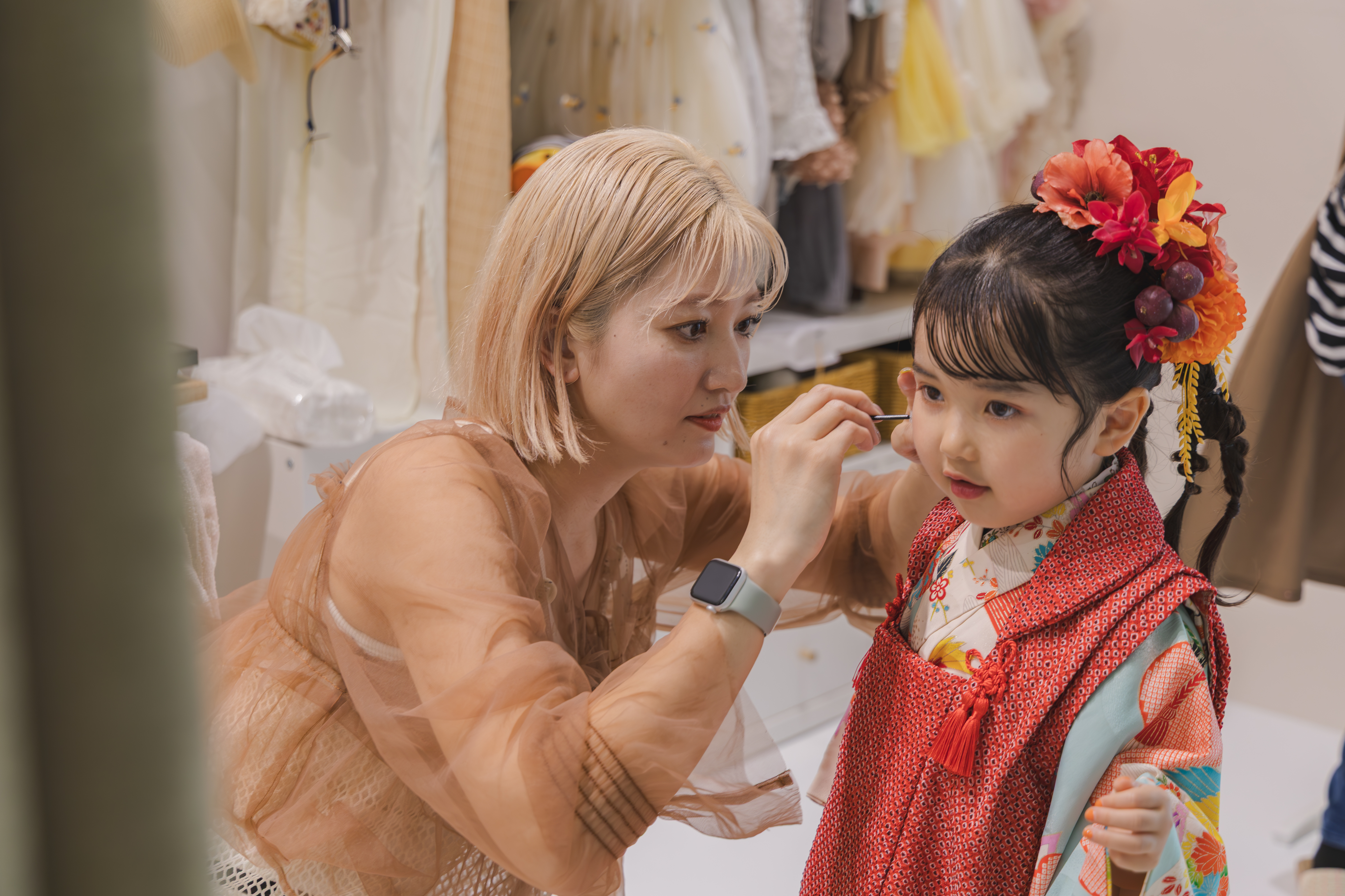 ヘアメイク師が施術する様子