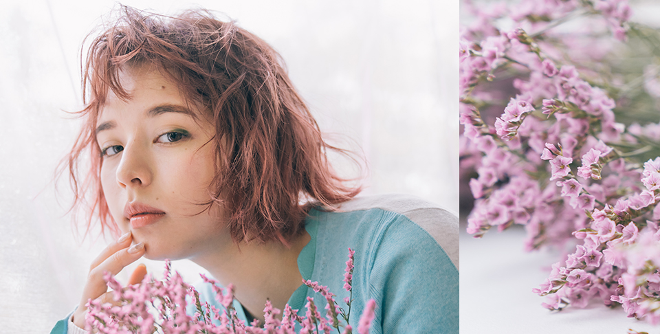 花を持つヘアメイクモデル